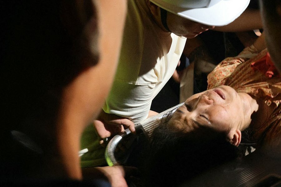 Salvó a una mujer atrapada en ruinas después de un terremoto en un Mjanmar