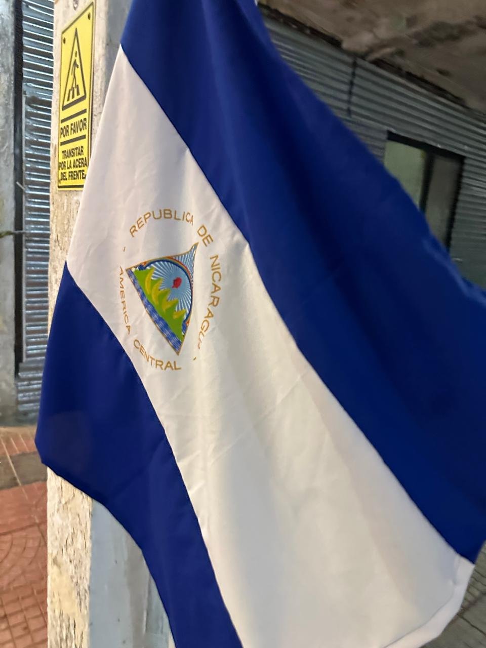 ¡Banderas nicaragüenses en la isla! ¿Qué está pasando?