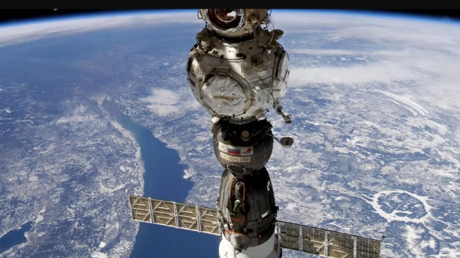 La Estación Espacial Internacional Corrige su órbita para recibir la nave espacial rusa Soyuz MS-27