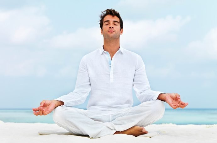 La práctica de yoga calma el estrés y la tensión