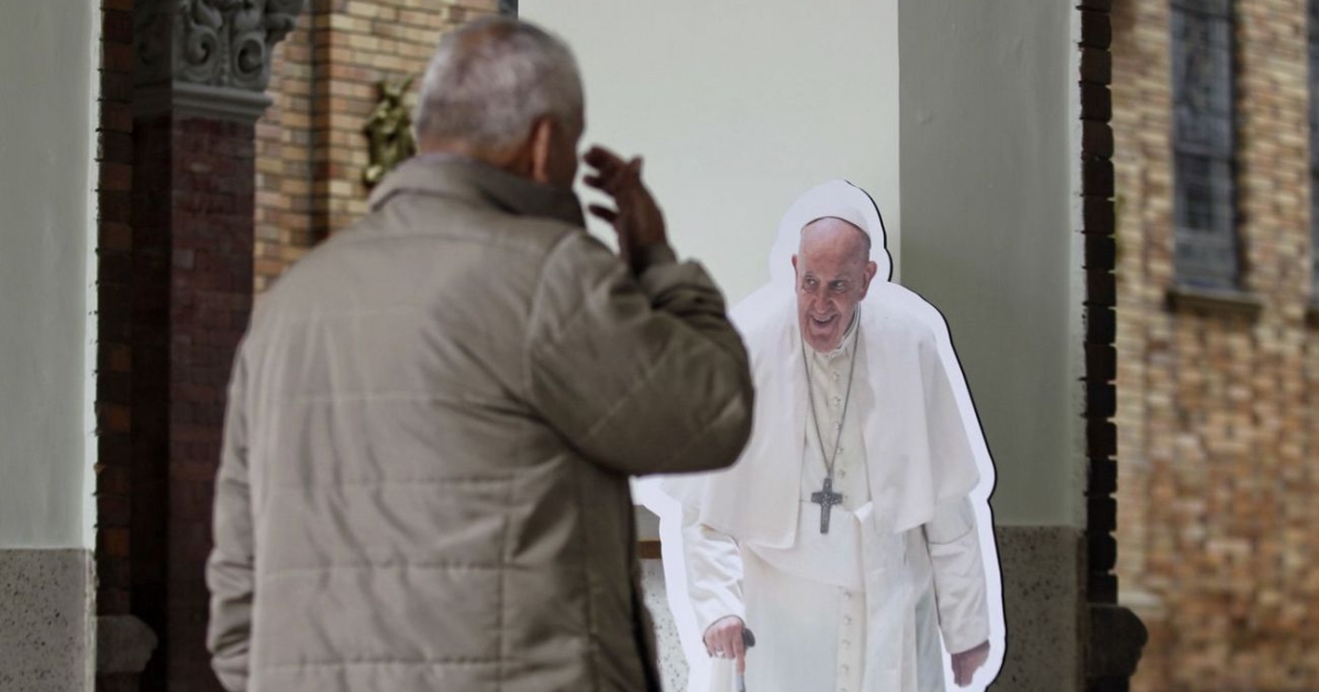 Las multitudes rezan al Papa Francisco en Iglesiasu del Mundo