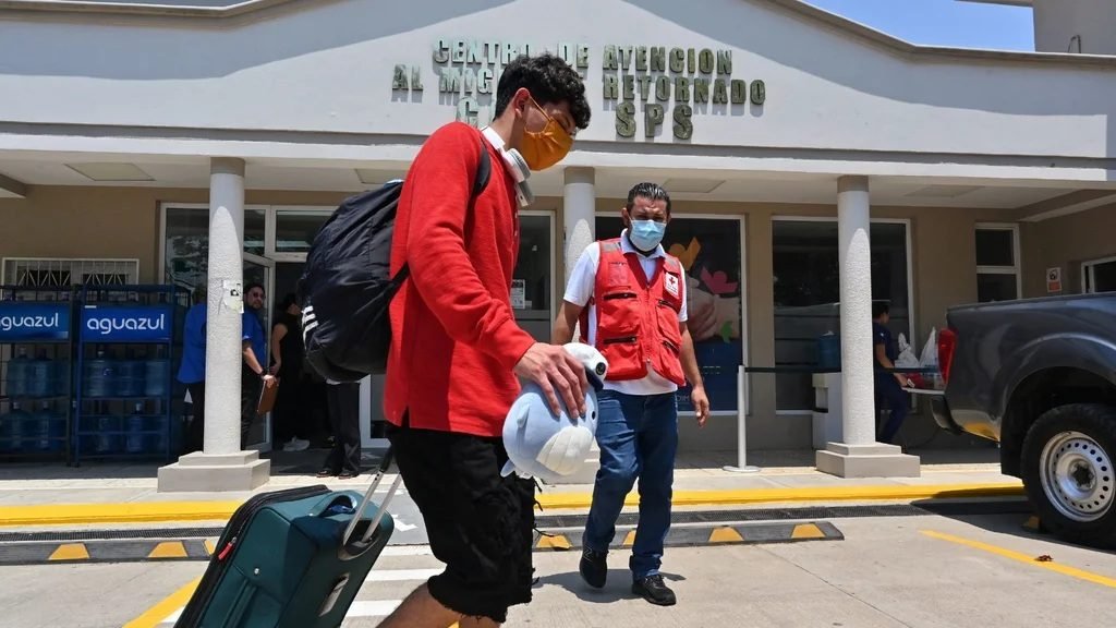 El primer vuelo con solo los migrantes de un automóvil salió de los EE. UU.: Cada uno recibió $ 1,000