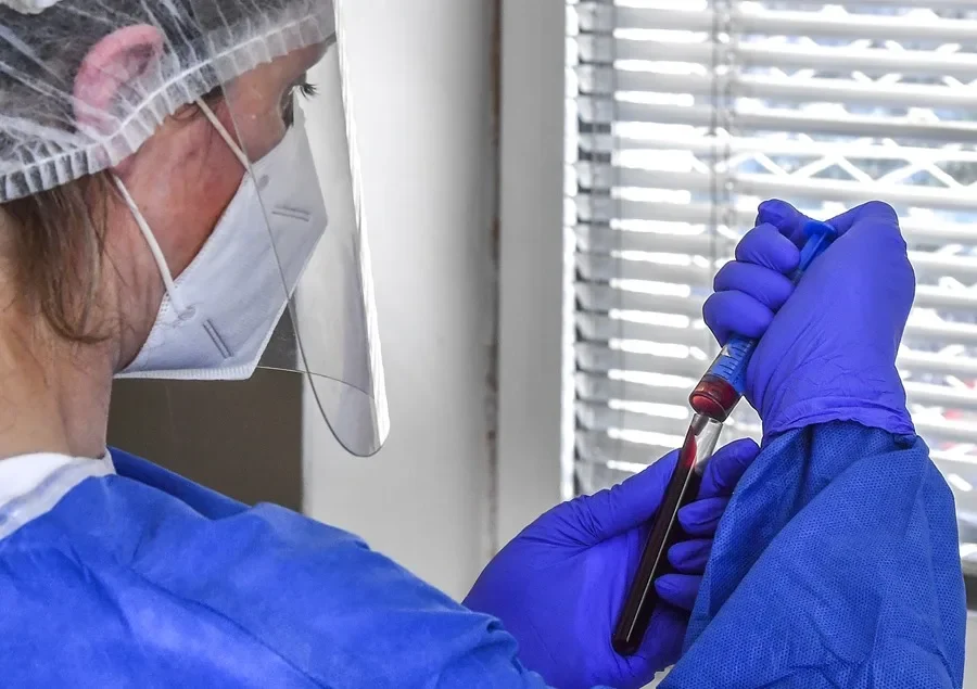 Estados Unidos aprueba el primer análisis de sangre para ayudar a la detección de Alzheimer