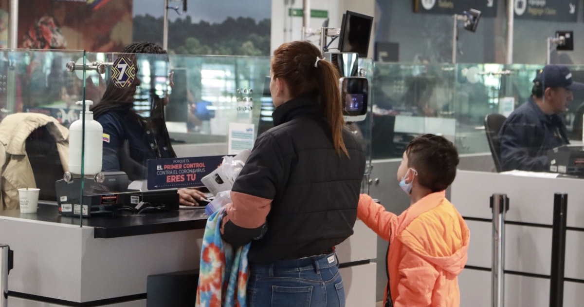 Los funcionarios de migración Columbia van a la cirugía de tortuga