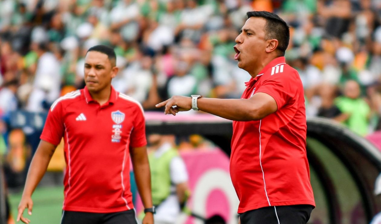 Oficial: Junior definió el futuro de César Farías