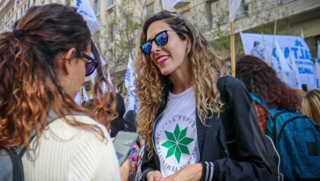 Oficial argentino acusado de lanzar una mujer en la casa adjunta de Milei