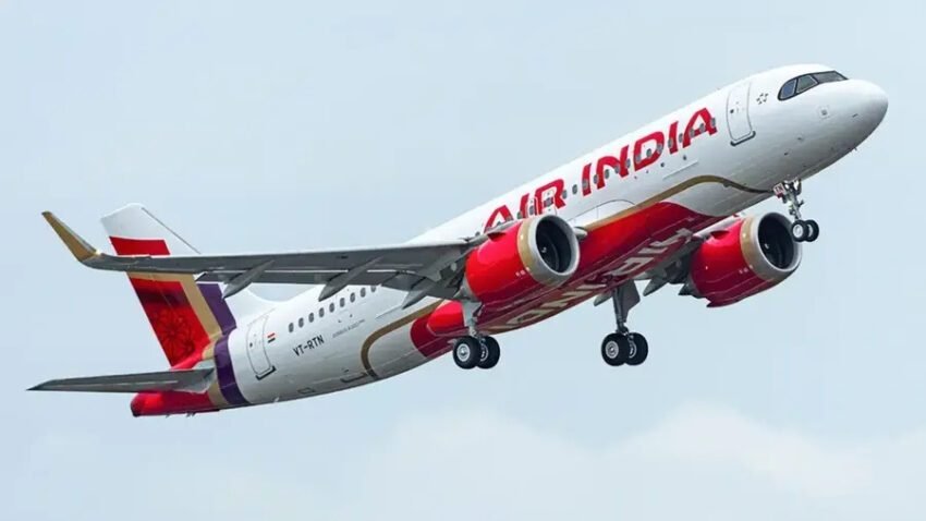 Un grupo de propietarios Air India lamenta el accidente y los vestidos de la aerolínea en el duelo