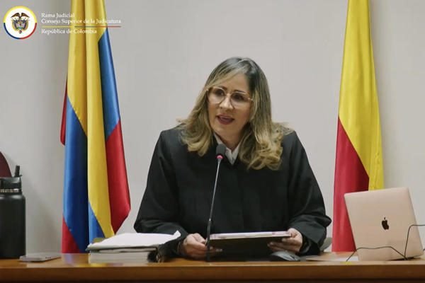 El juez confirma que la justicia no cede al poder, al leer el juicio del caso de orina.