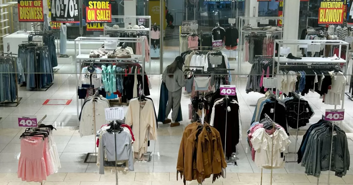 La marca de ropa se declaró en bancarrota y cierra 900 tiendas