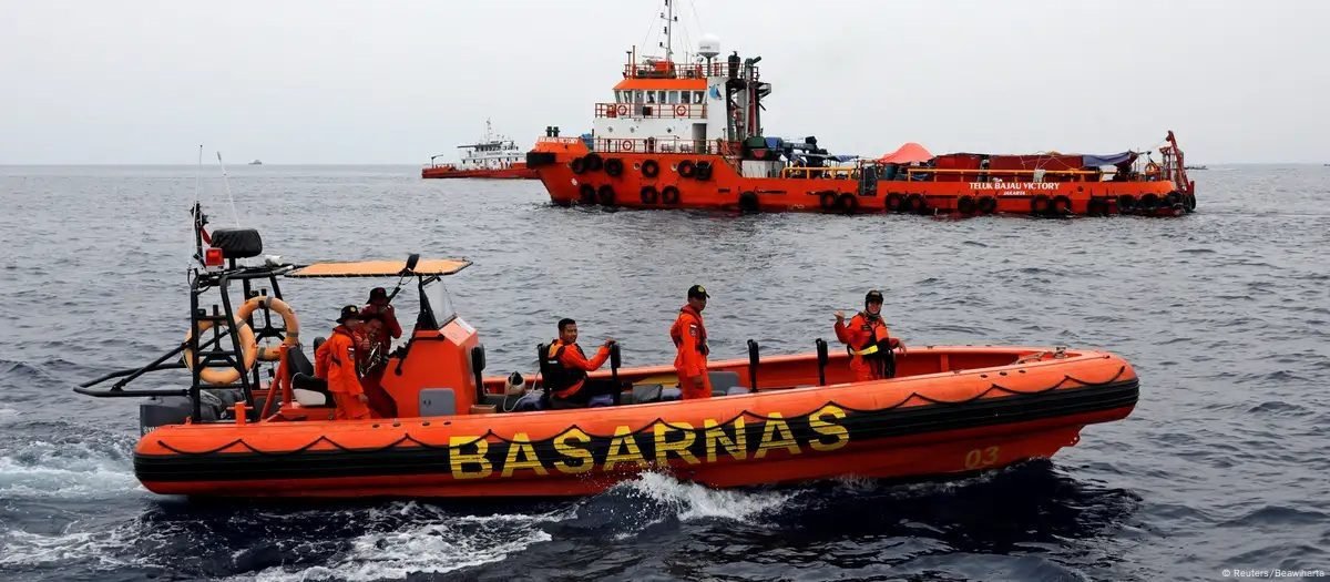 Naufragio de barcos en Indonesia y falta 11