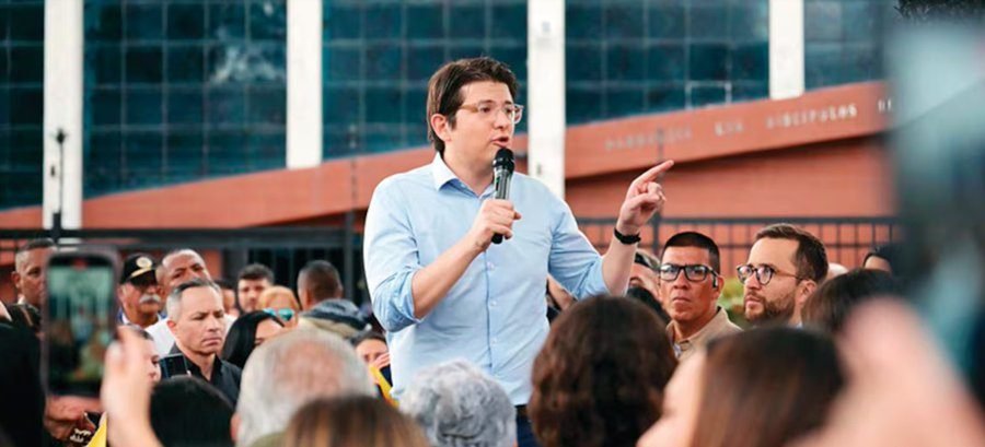 Permaneció menor de 17 años, que fue entregado por presuntamente participar en el ataque contra Miguel Uribe