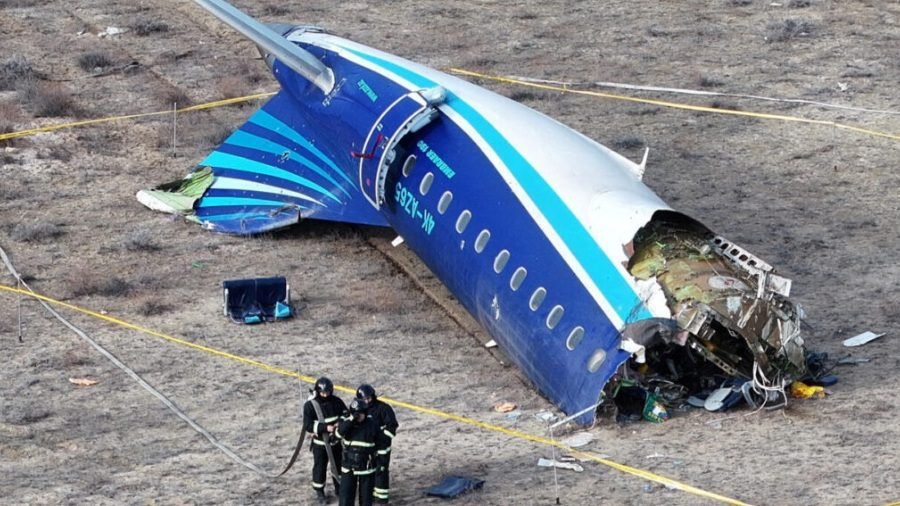 Rusia toma a los muertos en los años 50 AN-24 destruyó aviones en el avión oriental ruso
