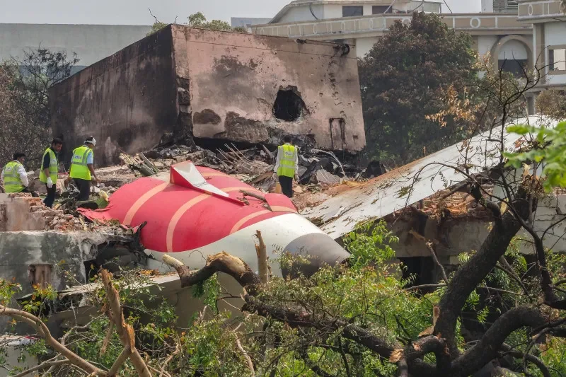 Un mes después de la tragedia AI171, se discute una investigación entre el fracaso técnico o humano