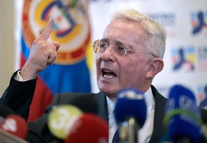 Uriba ve una "dictadura inicial" en Colombia y pide recuperar el país en 2026